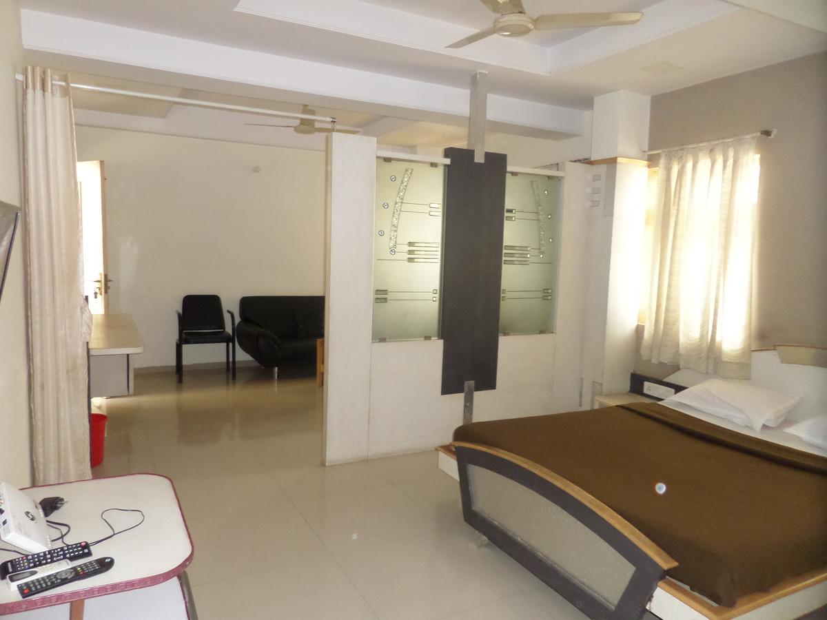 Hotel Sadanand Sangli Bagian luar foto