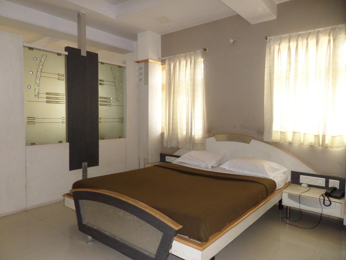 Hotel Sadanand Sangli Bagian luar foto